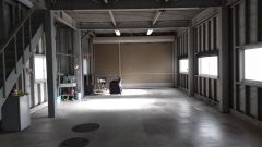 奥のシャッター側に一面収納が付いています。